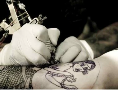 Προσοχή όσοι έχετε τατουάζ: Νανοσωματίδια από το μελάνι «ταξιδεύουν» ως τους λεμφαδένες